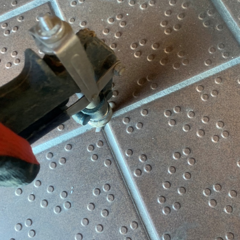 地面にシロアリ駆除剤を注入