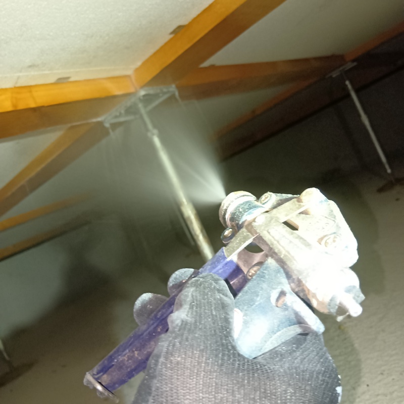 床下の木材に防蟻剤を散布