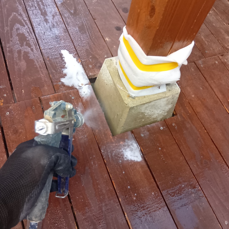 室内の柱に防蟻剤を散布