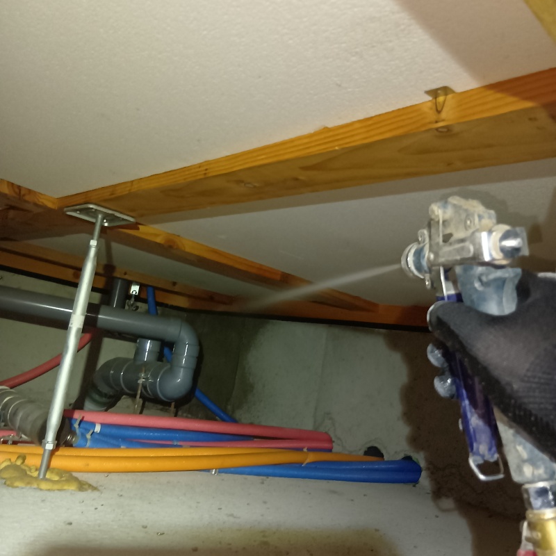 配管まわりに防蟻剤を散布