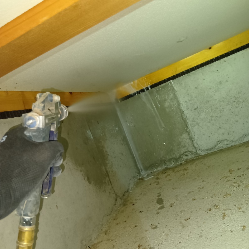 床下の基礎に防蟻剤を散布