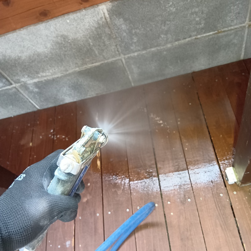 屋外の地面に防蟻剤を散布