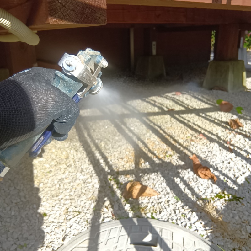 屋外の木部に防蟻剤を散布