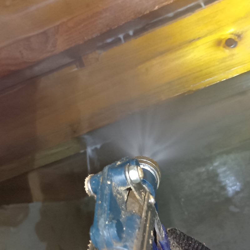 床下の木材にシロアリ駆除剤を散布