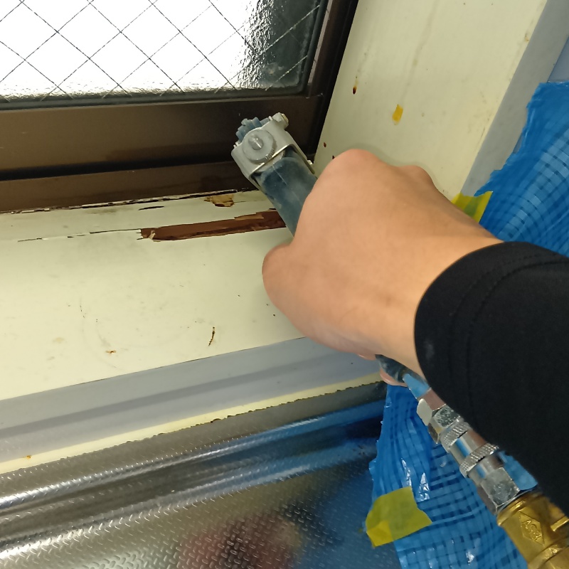 傷んだ木部にシロアリ駆除剤を散布