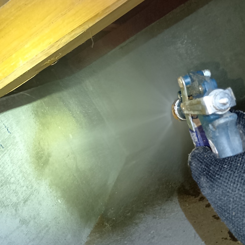 床下の基礎にシロアリ駆除剤を散布