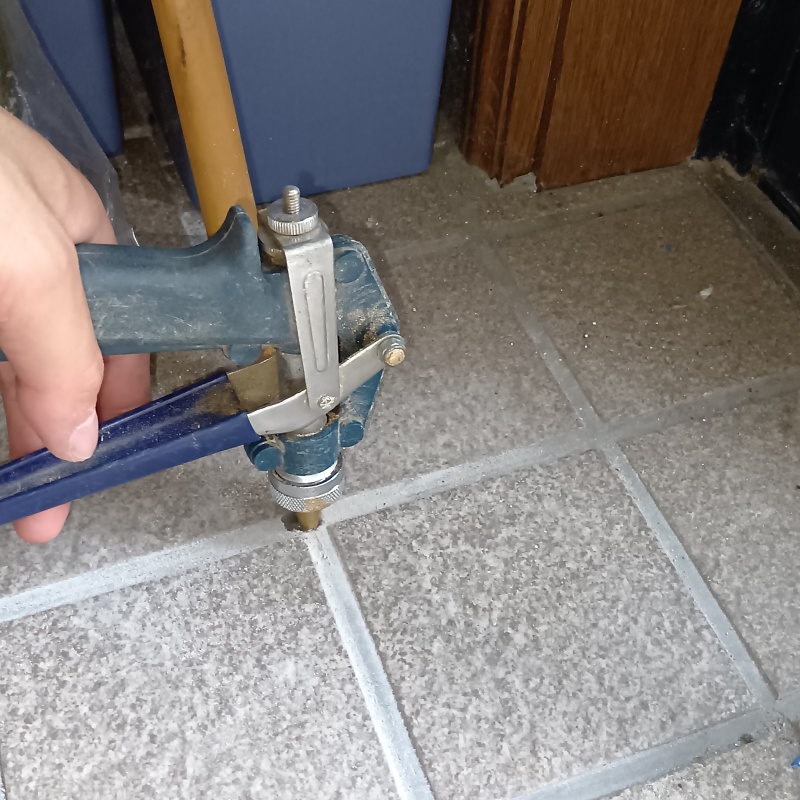 地面にシロアリ駆除剤を注入