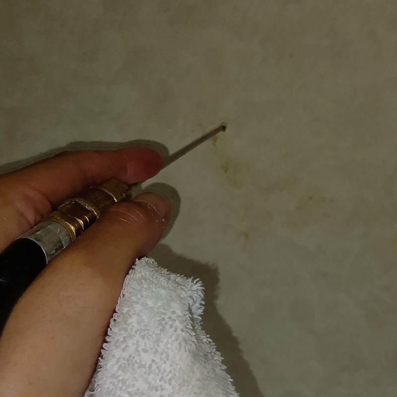 壁にシロアリ駆除剤を注入