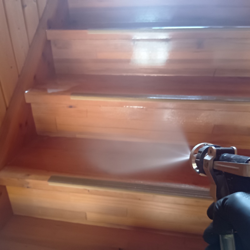 階段にシロアリ駆除剤を散布