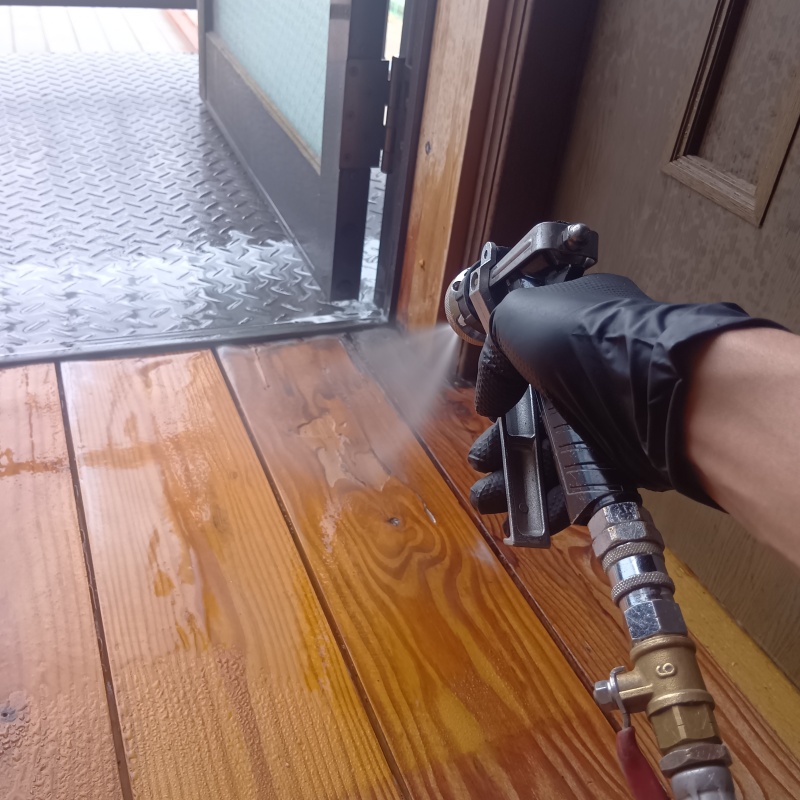 室内の床にシロアリ駆除剤を散布