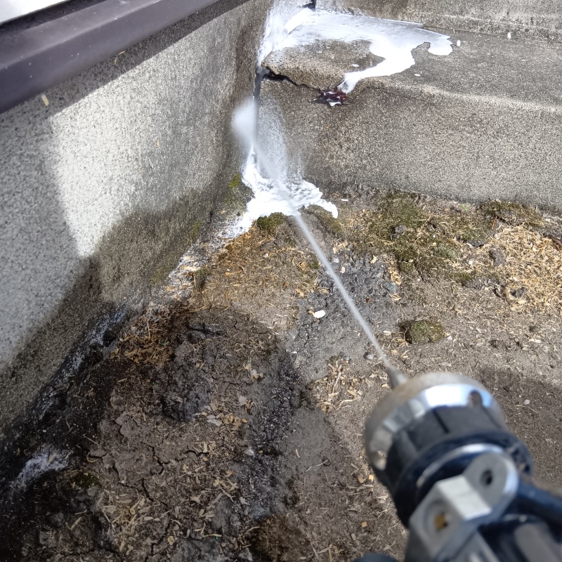 建物の外周にシロアリ駆除剤を散布