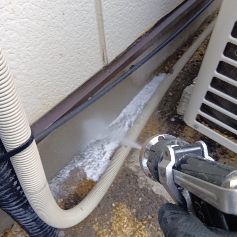 室外機のまわりにシロアリ駆除剤を散布