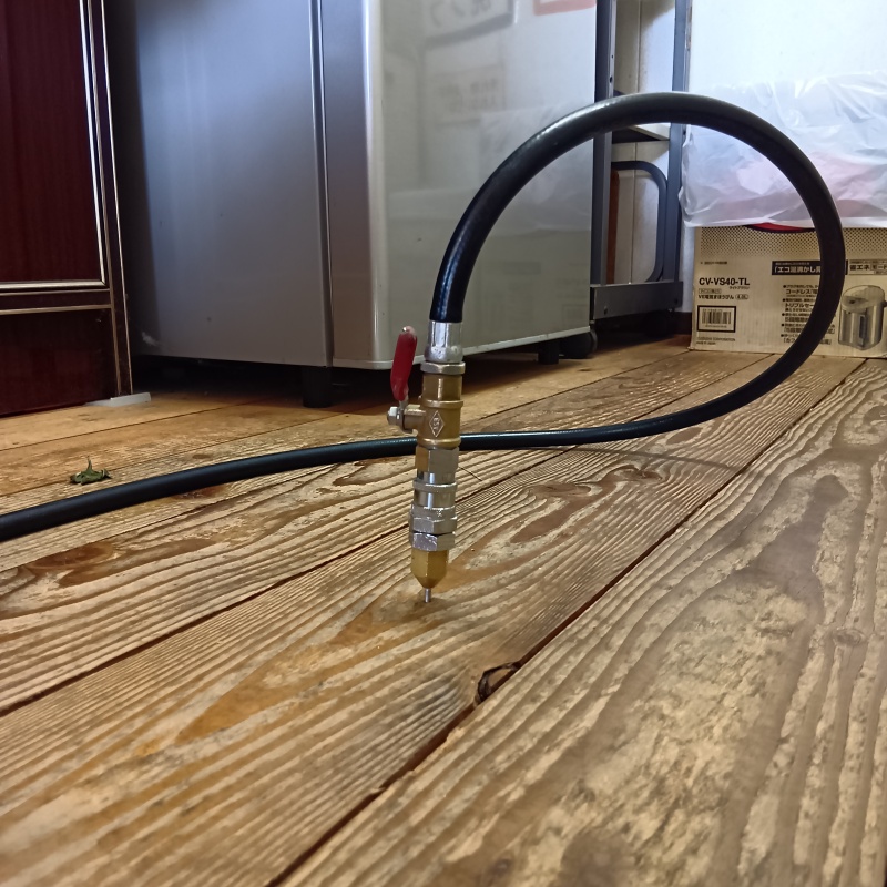 床にシロアリ駆除剤を注入