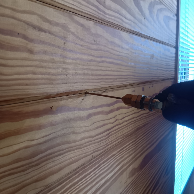 壁にシロアリ駆除剤を注入