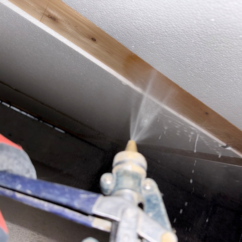 床下の木材に防蟻剤を散布