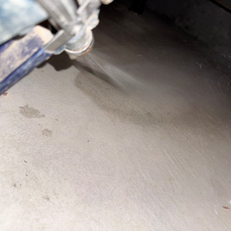 床下の地面に防蟻剤を散布