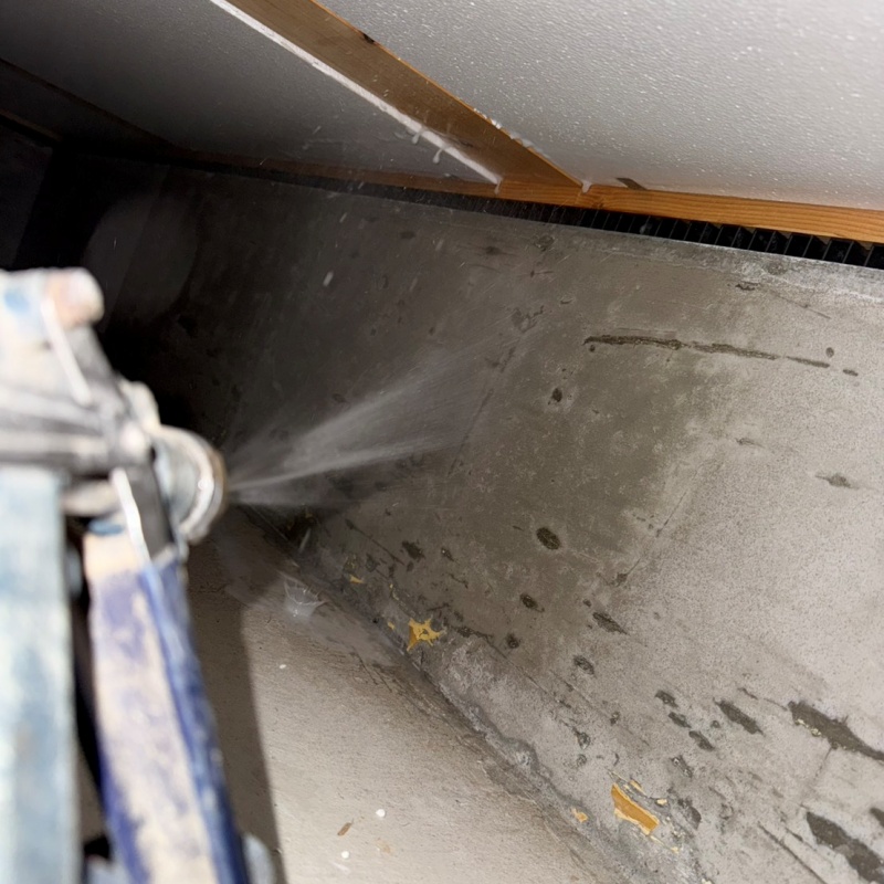 床下の基礎に防蟻剤を散布