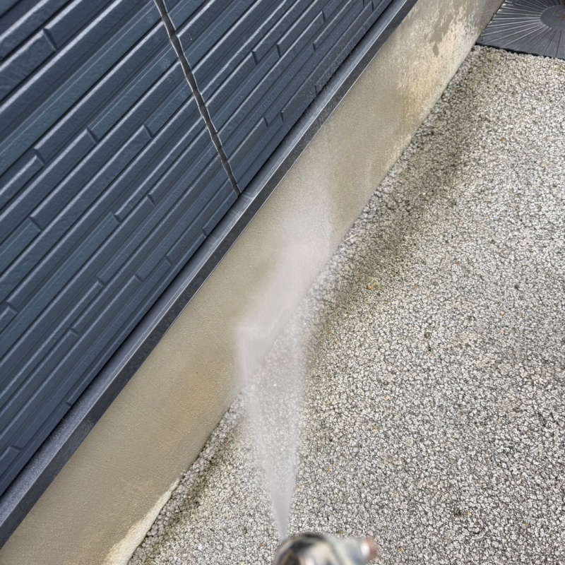 建物の外周に防蟻剤を散布