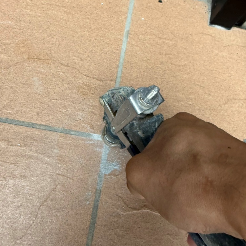 地面に防蟻剤を注入