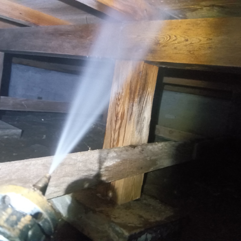 床下の木材にシロアリ駆除剤を散布