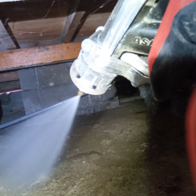 床下の地面にシロアリ駆除剤を散布