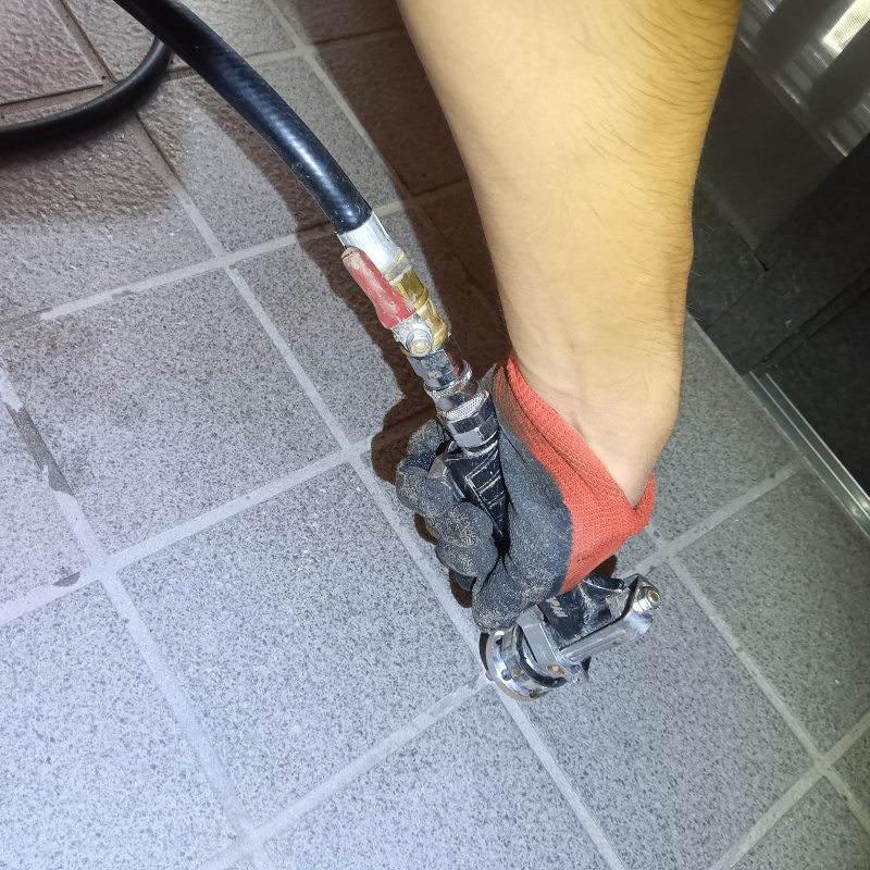 地面にシロアリ駆除剤を注入