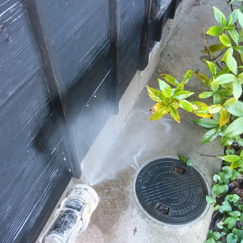 屋外の地面にシロアリ駆除剤を散布