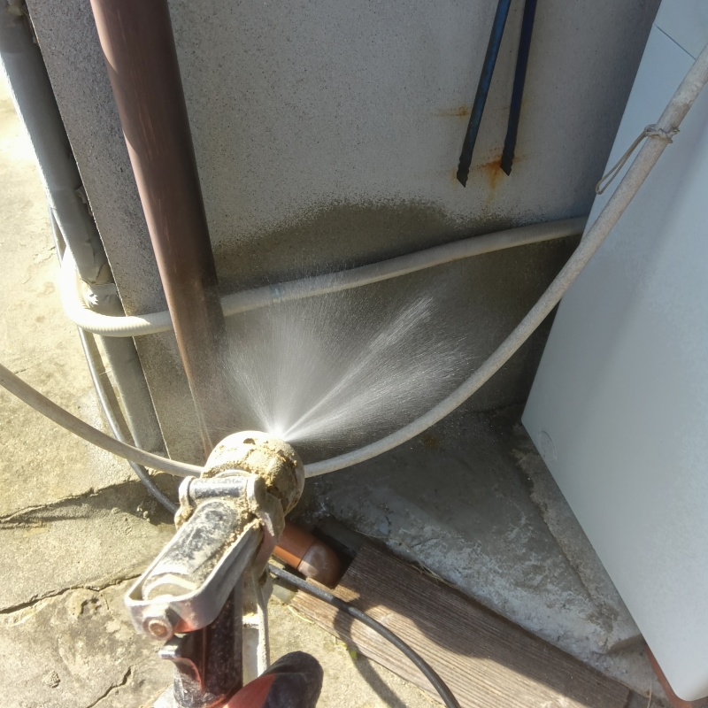 建物の外周にシロアリ駆除剤を散布