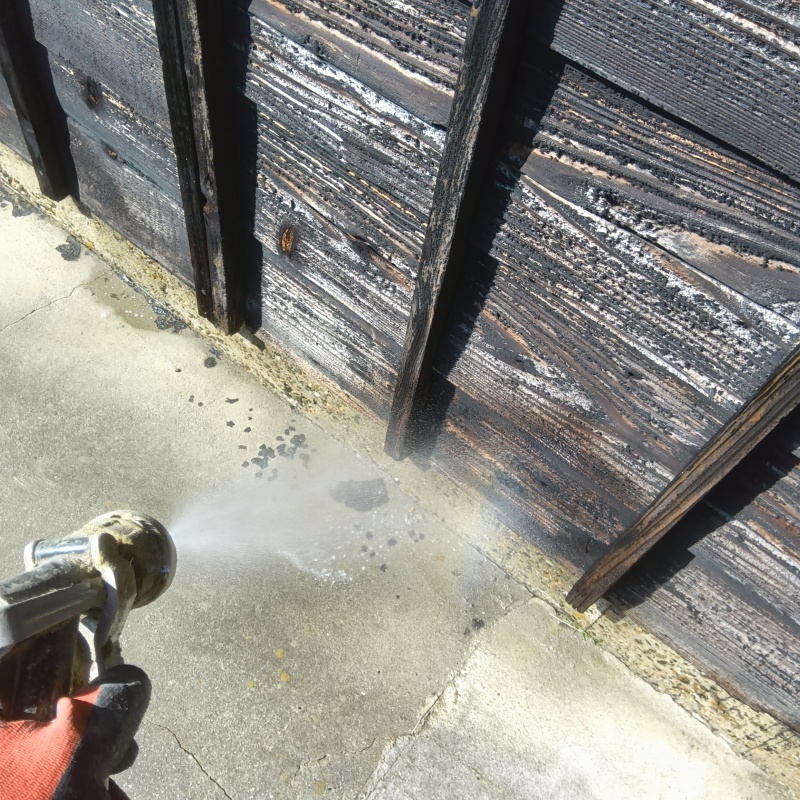 建物の外周にシロアリ駆除剤を散布