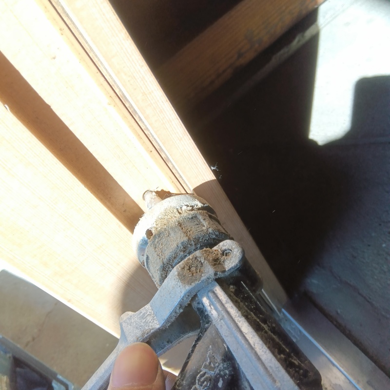 柱にシロアリ駆除剤を注入