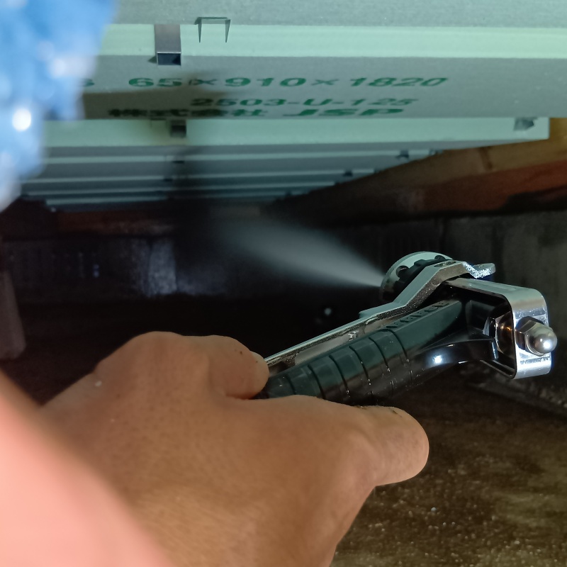 床下の木材に防蟻剤を散布