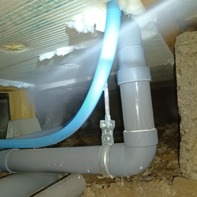 配管まわりに防蟻剤を散布