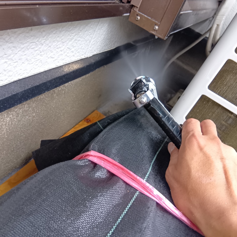 建物の外周に防蟻剤を散布