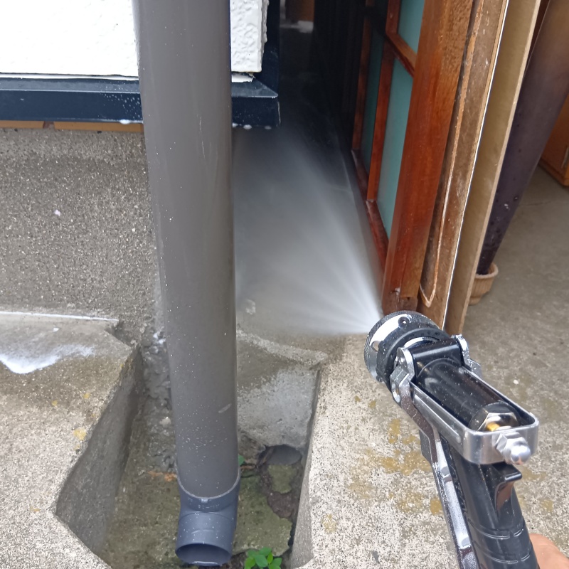 建物の外周に防蟻剤を散布