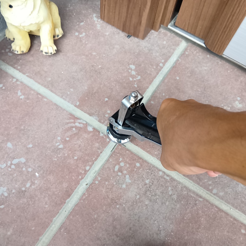 地面に防蟻剤を注入