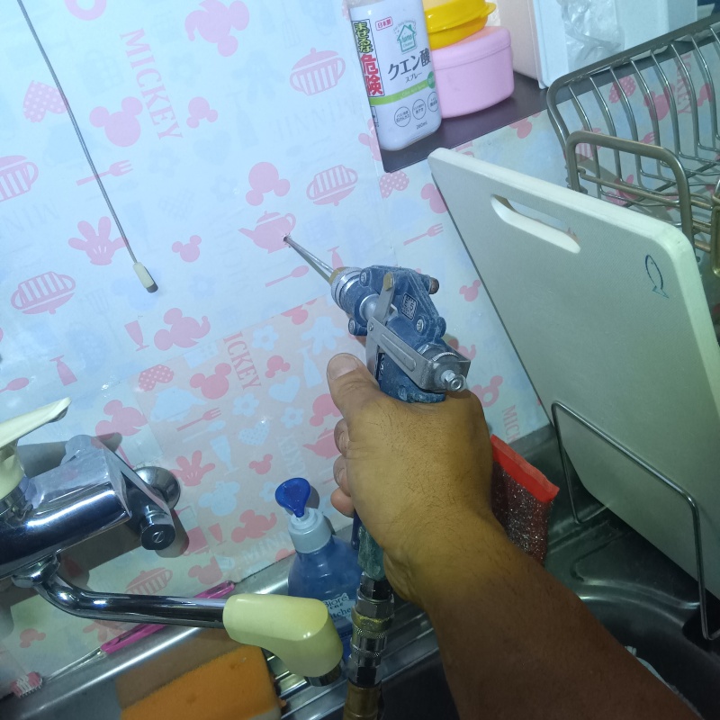 壁にシロアリ駆除剤を注入