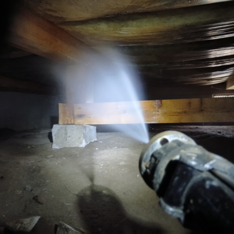 床下の木材にシロアリ駆除剤を散布