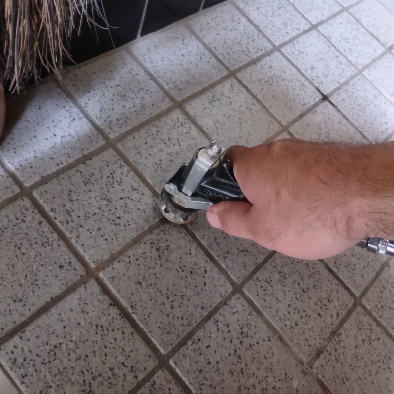 地面にシロアリ駆除剤を注入