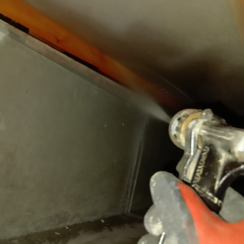 床下の木材に防蟻剤を散布