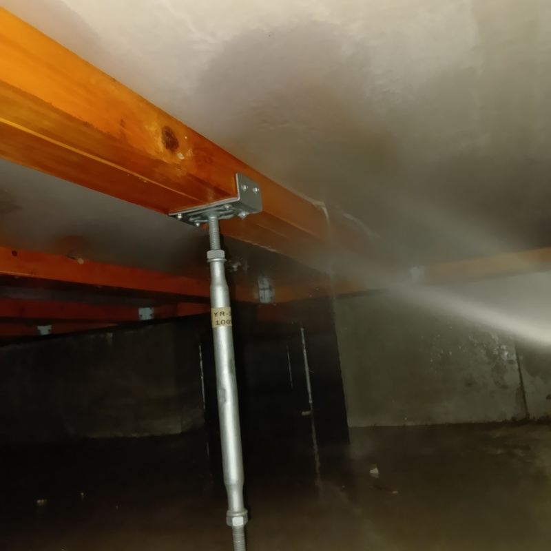 床下の木材に防蟻剤を散布