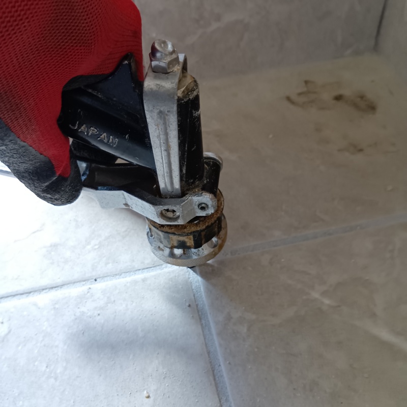 地面に防蟻剤を注入