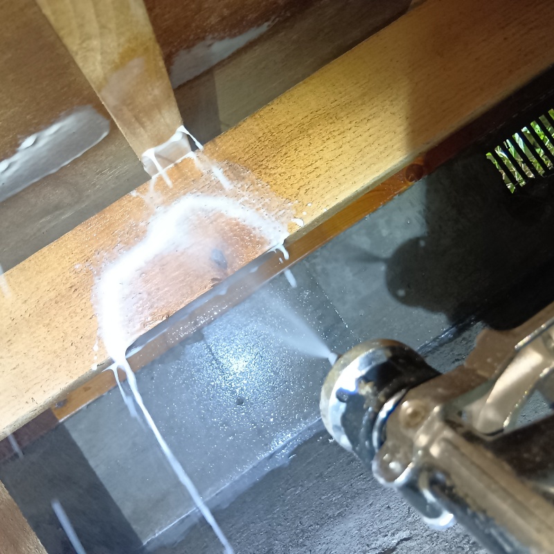 床下の木材にシロアリ駆除剤を散布