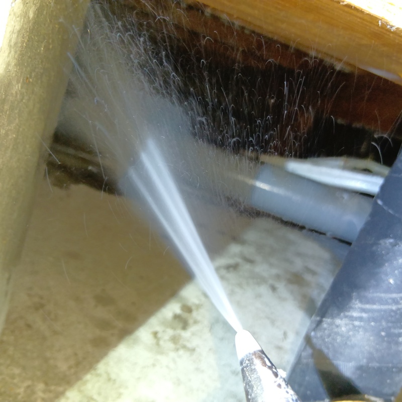 床下の木材にシロアリ駆除剤を散布