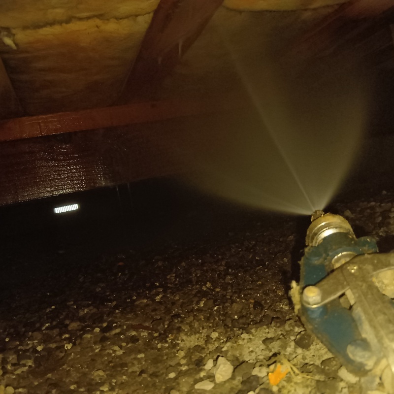 床下の木材にシロアリ駆除剤を散布