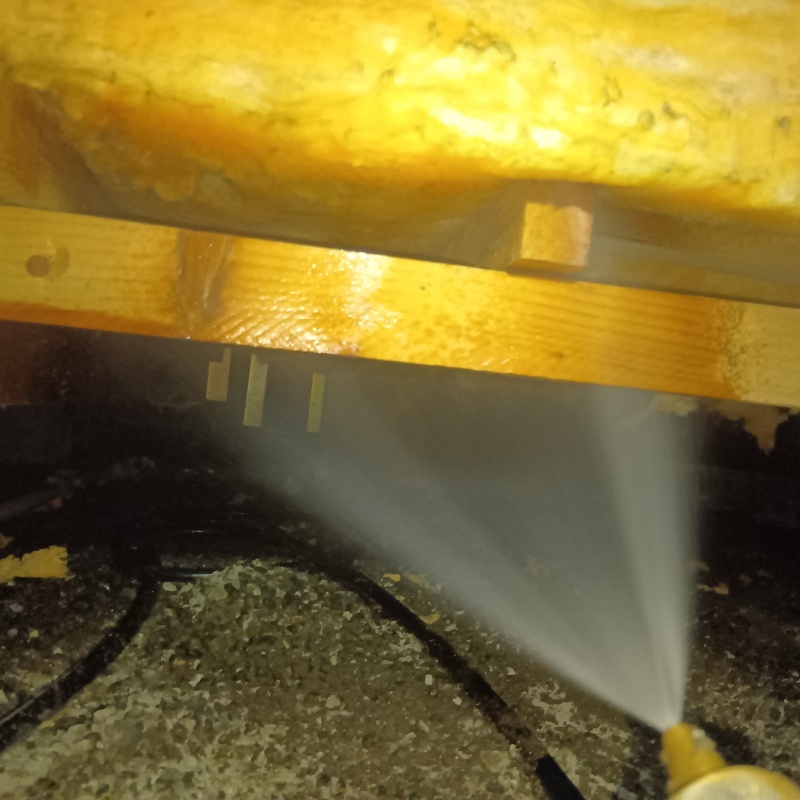 床下の木材にシロアリ駆除剤を散布