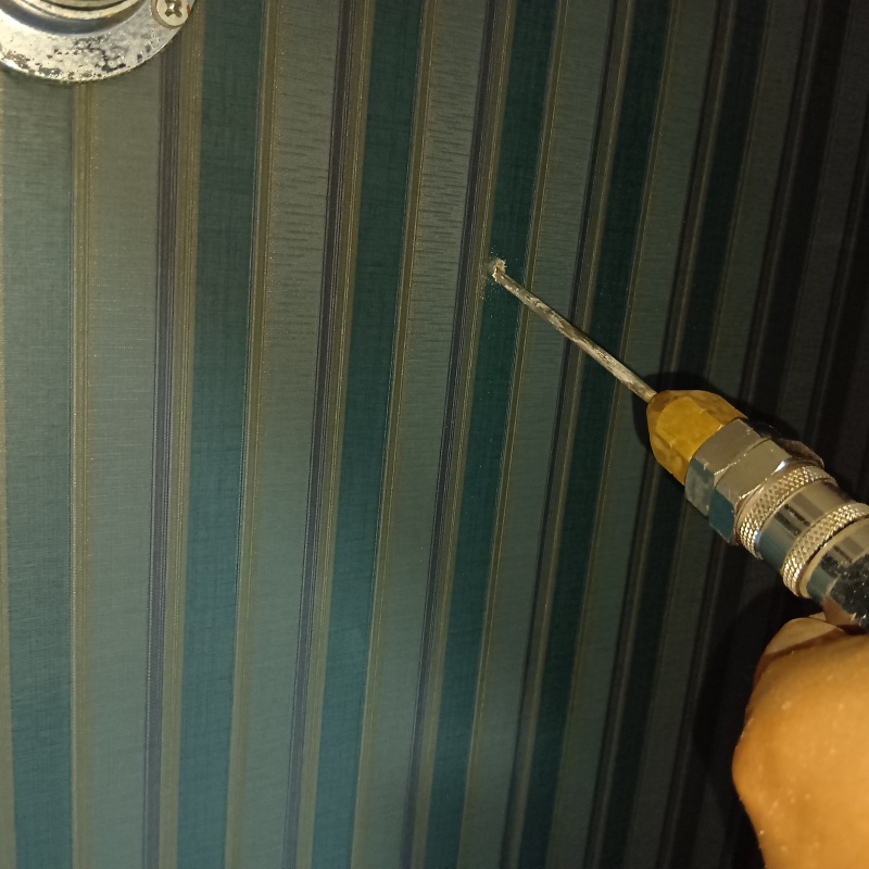 壁にシロアリ駆除剤を注入