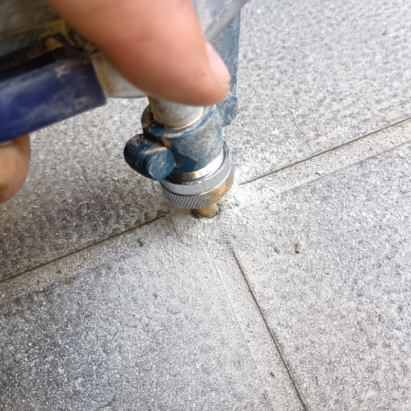 地面にシロアリ駆除剤を注入