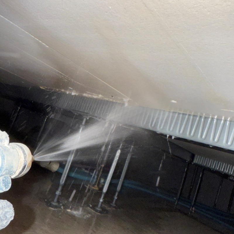 床下の天井に防蟻剤を散布