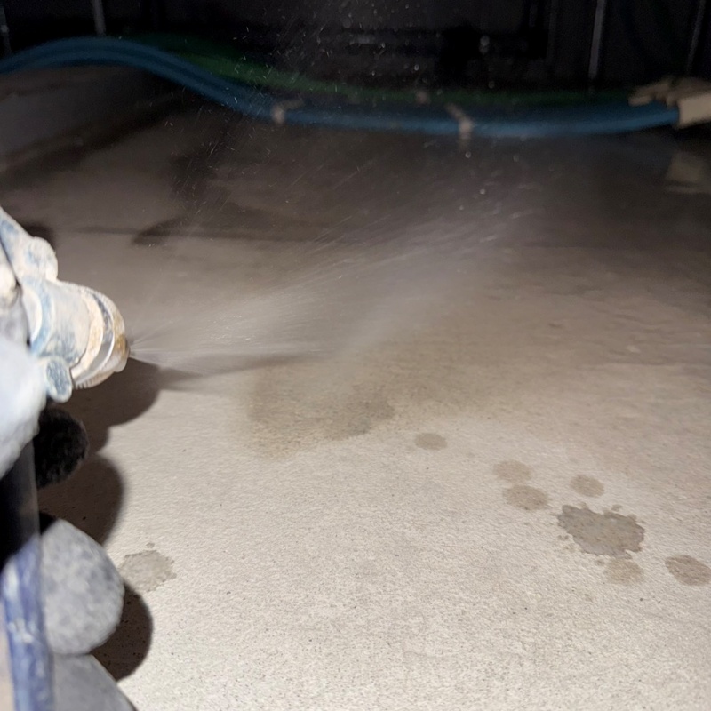 床下の地面に防蟻剤を散布