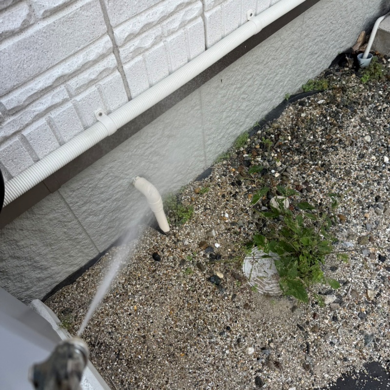 建物の外周に防蟻剤を散布